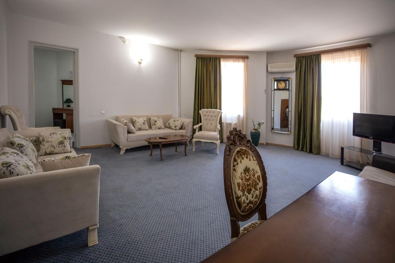 Leader Hotel Gori Exterior foto