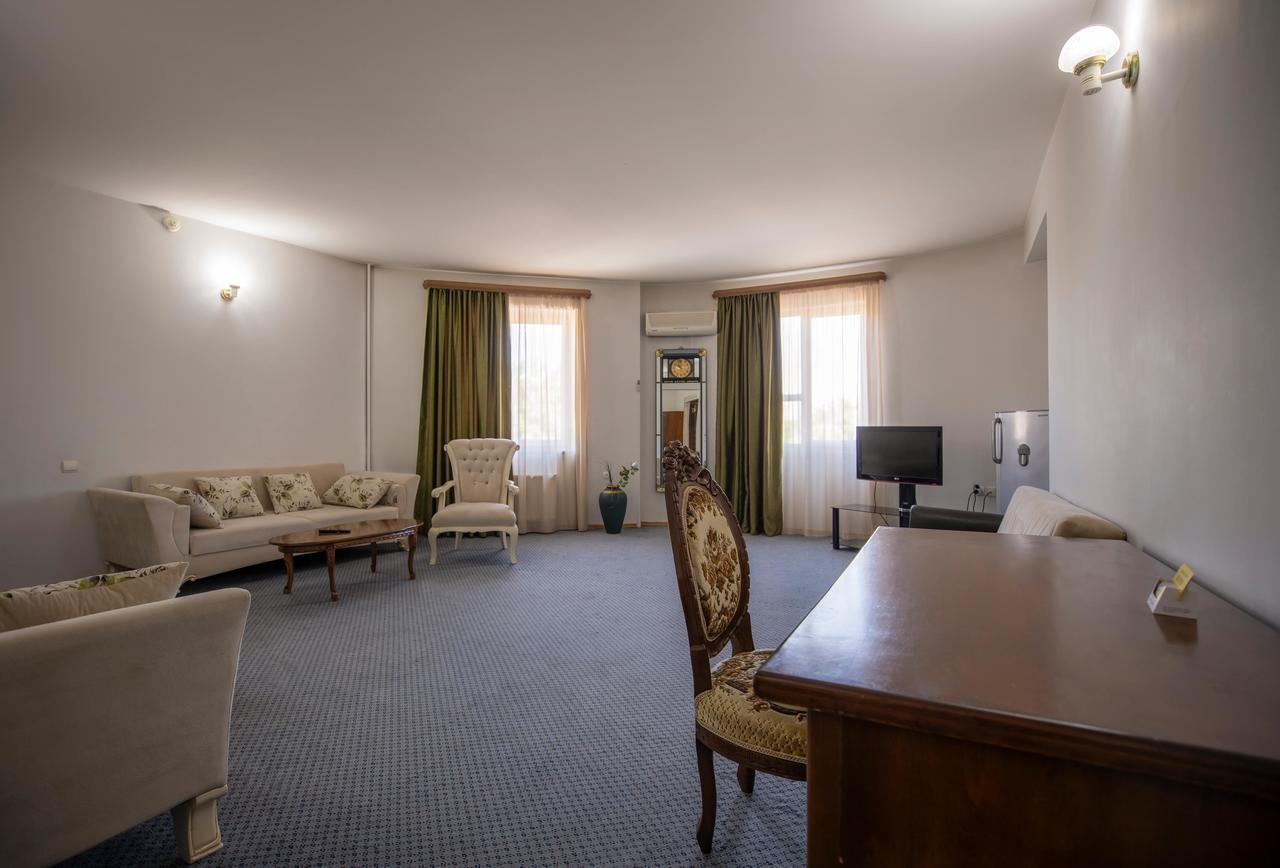 Leader Hotel Gori Exterior foto