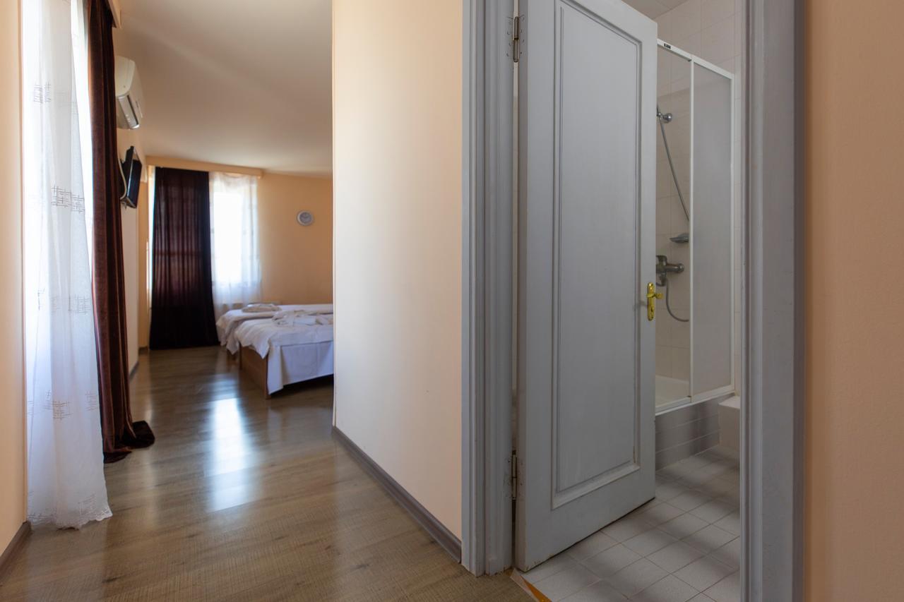 Leader Hotel Gori Exterior foto
